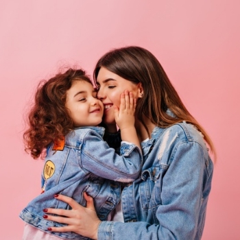 3 Hal yang Anak Perempuan Butuhkan dari Ibunya