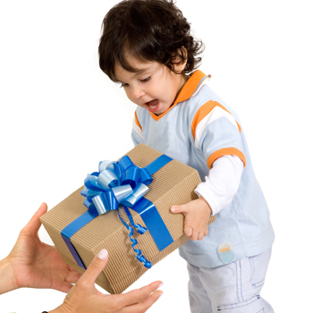 Hadiah untuk Anak Karena Rasa Bersalah Bunda