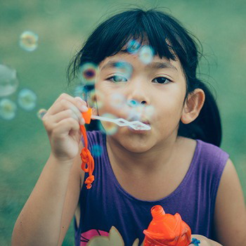 Bunda Membesarkan Anak Perempuan Tangguh