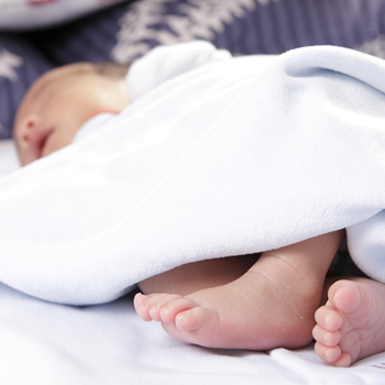 4 Tips Menyanyi untuk Bayi Walau Suara Sumbang