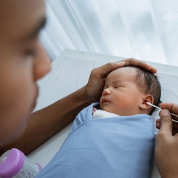 Tidak Boleh Dilakukan saat Membersihkan Telinga Bayi Baru Lahir