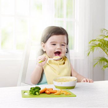 Solusi Empat Tepat untuk Bentuk Pola Makan Si Kecil