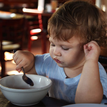 6 Aturan Makan yang Harus Anda Terapkan pada Anak