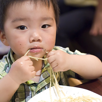 Balita Mau Makan Sendiri