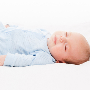 Ini Sebabnya Bayi Suka Menendang Selimut