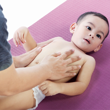 Cara Memijat Bayi untuk Mengatasi Konstipasi
