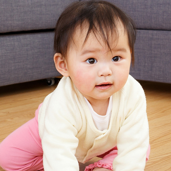 Melatih Bayi Duduk Sendiri