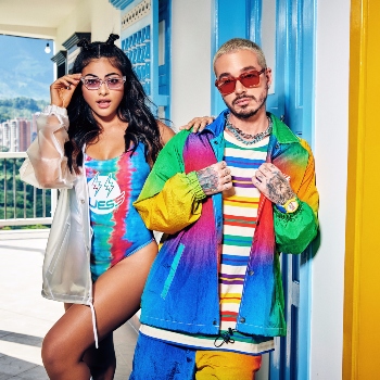  Anti mainstream! Intip Outfit Warna-Warni Kolaborasi Guess X J Balvin