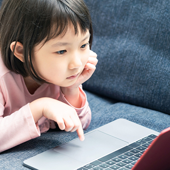 Screen Time Balita dan Cara Membatasinya