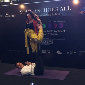 Plaza Indonesia Hadirkan Pameran Foto Instalasi Acroyoga