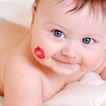 4 Syarat Aman Sebelum Mencium Bayi