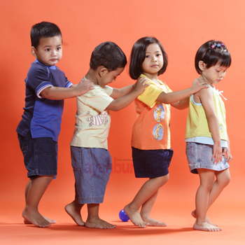 6 Cara Kembangkan Kemampuan Anak Bersosialisasi