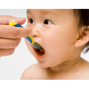 3 Tips Pilih Sendok Makan Bayi