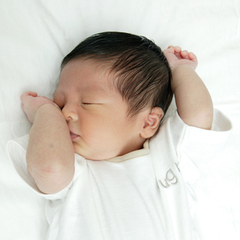 Apakah Bayi Lebih Mudah Terlelap di Kamar yang Gelap? 