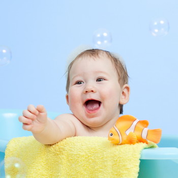 Kenali Keterampilan Bayi Sesuai Pertambahan Usianya