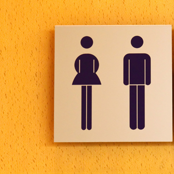 7 Langkah Aman Buang Air Kecil di Toilet Umum