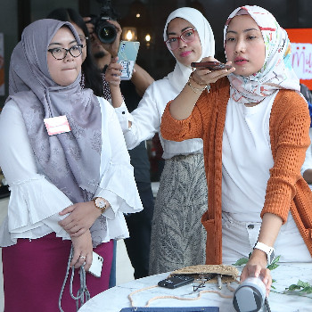 Keseruan Ibu-ibu Milenial Belajar Motret dan Bisnis di Medsos