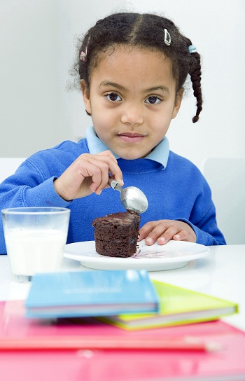 Ajar Si Kecil Makan Pakai Sendok 