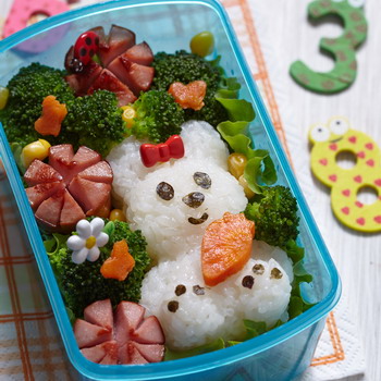 7 Persiapan Bekal Wajib untuk Bayi Saat Liburan