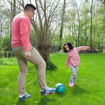 5 Tips Mengatasi Anak yang Susah Lepas dari Ayahnya