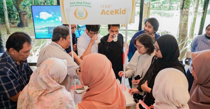 Peserta AceKid Editor Gathering mengikuti pemaparan mengenai transparansi bahan dan proses produksi susu pertumbuhan anak.