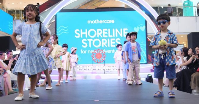 Model anak menampilkan koleksi Shoreline Stories dari Mothercare dengan nuansa nautical, warna cerah, motif garis, dan detail terinspirasi ombak laut di panggung Summer Runway 2026.