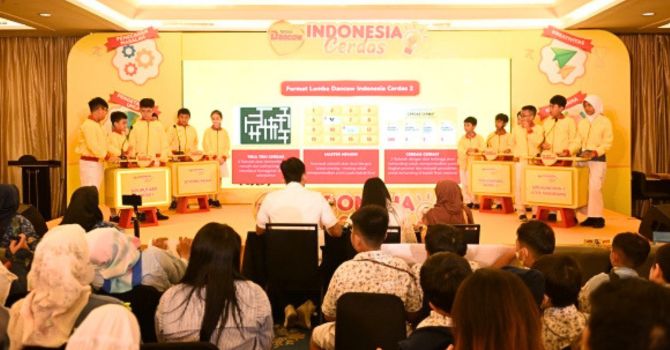 Anak-anak peserta DANCOW Indonesia Cerdas Season 2 berdiskusi dan menjawab soal bersama dalam suasana kompetisi edukatif