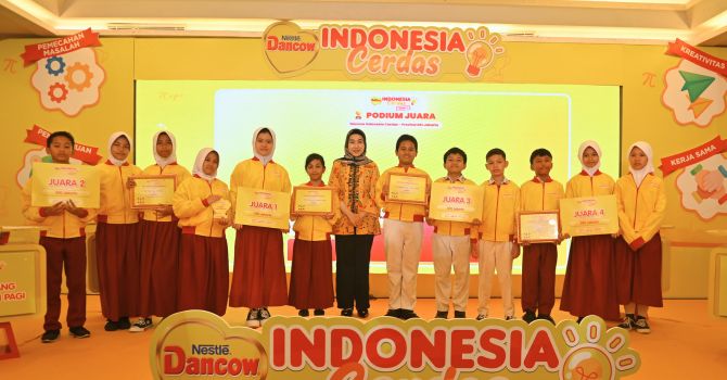 Para pemenang seleksi tingkat provinsi DKI Jakarta dan Banten berpose bersama usai menerima penghargaan DANCOW Indonesia Cerdas Season 2