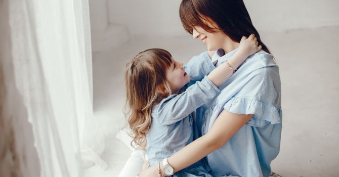 Insting ibu yang peka terhadap perubahan kecil sering kali menjadi langkah pertama sebelum kondisi anak dipastikan secara medis