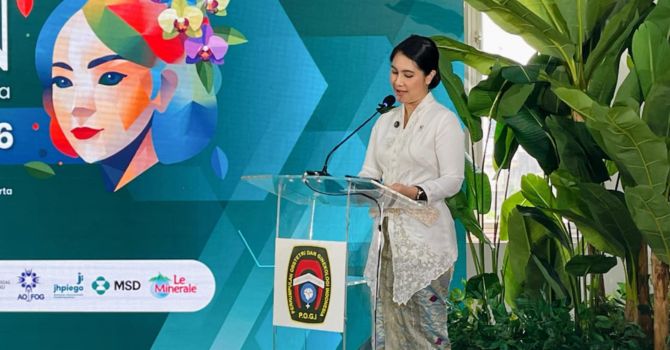 Isyana Bagus Oka memberikan sambutan dalam forum SPRIN, menekankan pentingnya penguatan kesehatan perempuan dan peran keluarga dalam pembangunan generasi. Foto: Dok. POGI