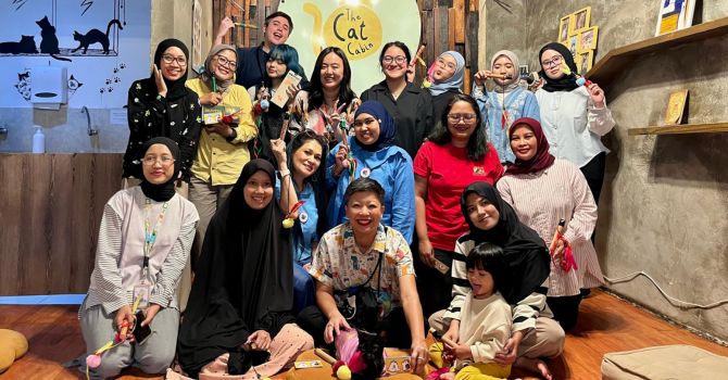 Christine Laifa dan Bia Maquilla berfoto bersama komunitas dan media dalam suasana Halal Bi Halal Tucing Berlari di The Cat Cabin.