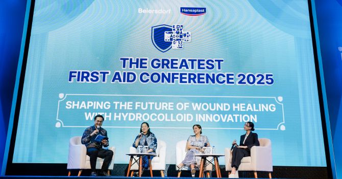 Panel diskusi panduan perawatan luka untuk apoteker pertama di Indonesia
