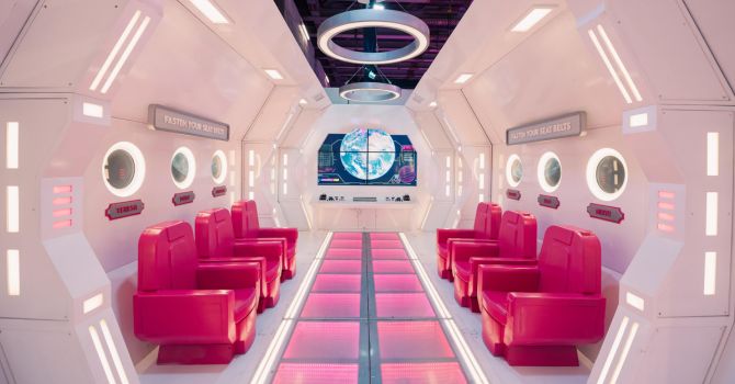 Duduk manis di kursi astronot Barbie dan bayangkan petualanganmu di luar angkasa!