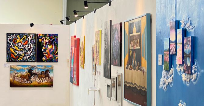 Karya lukisan seniman muda ditampilkan di Commune Space Chillax Sudirman dalam pameran seni gratis Jakarta.
