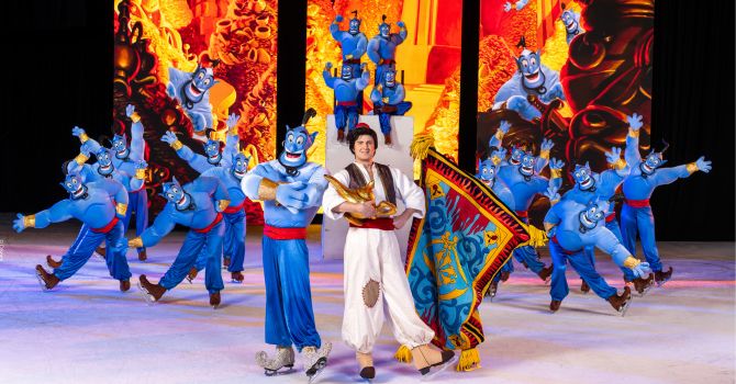 Karakter-karakter Disney tampil di atas es dengan gerak dinamis dan kostum panggung, menciptakan pengalaman visual yang memadukan seni pertunjukan dan cerita anak.