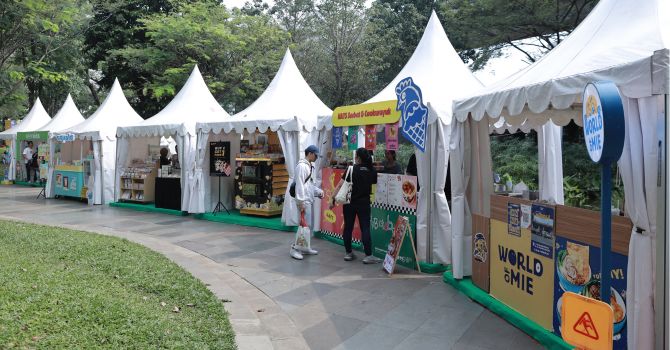 Suasana tenant yang diisi oleh berbagai karya seni menarik yang dibuat oleh para seniman lokal