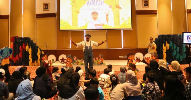 Pendongeng dari berbagai negara tampil di Festival Dongeng Internasional Indonesia (FDII) 2025 bertema “Kisah Rempah” di Museum Bank Indonesia, menghidupkan kembali tradisi mendongeng Nusantara