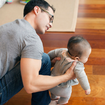 Pengaruh Baby Walker dan Baby Carrier pada Keseimbangan Bayi