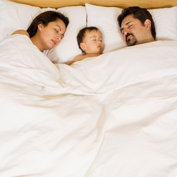 Perhatikan Hal ini, Jika Anda Tidur Bertiga dengan Bayi