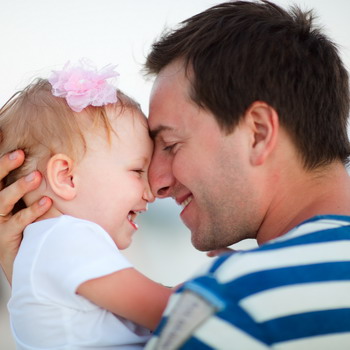 Cara Terbaik Gendong Bayi buat Ayah