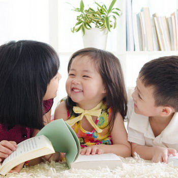Ajarkan Anak Menolong Sesama Agar Ia Bahagia