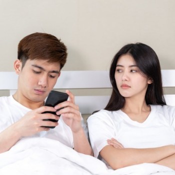 Bolehkah Istri Diam-diam Cek Ponsel Suami, dan Sebaliknya? 