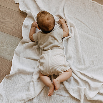Bayi Sehat dan Pintar Dengan Tummy Time