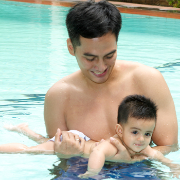 Apakah bahaya kalau bayi terlalu lama berenang?