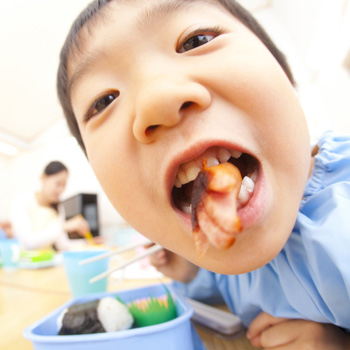 Solusi Bunda Bila Si Kecil Senang Buang-buang Makanan