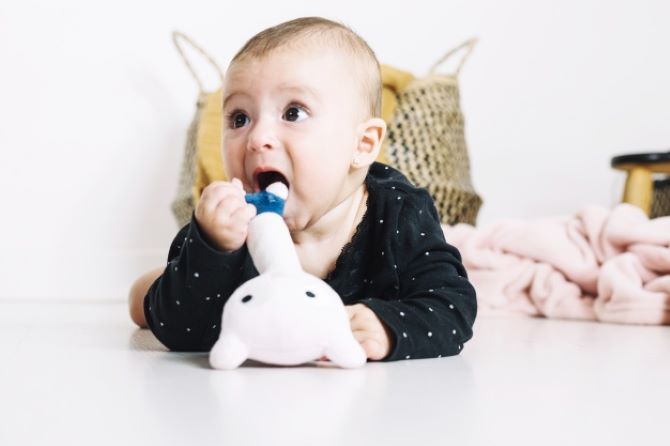 3 Penyebab Kebiasaan Anak Menggigiti Pakaian