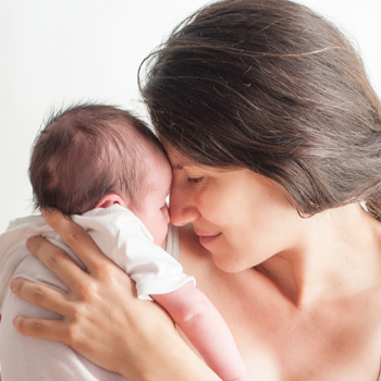Hati-Hati, Mencium Bayi Sembarangan Bisa Menularkan Penyakit