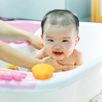 Kekuatan Sentuhan Ibu bagi Bayi