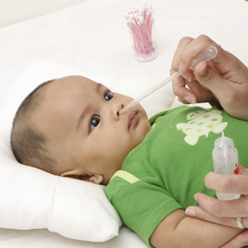Sudah Tepatkah Memberikan Obat Tetes Hidung, Saat Bayi Flu?