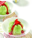 Puding Hijau Saus Stroberi 